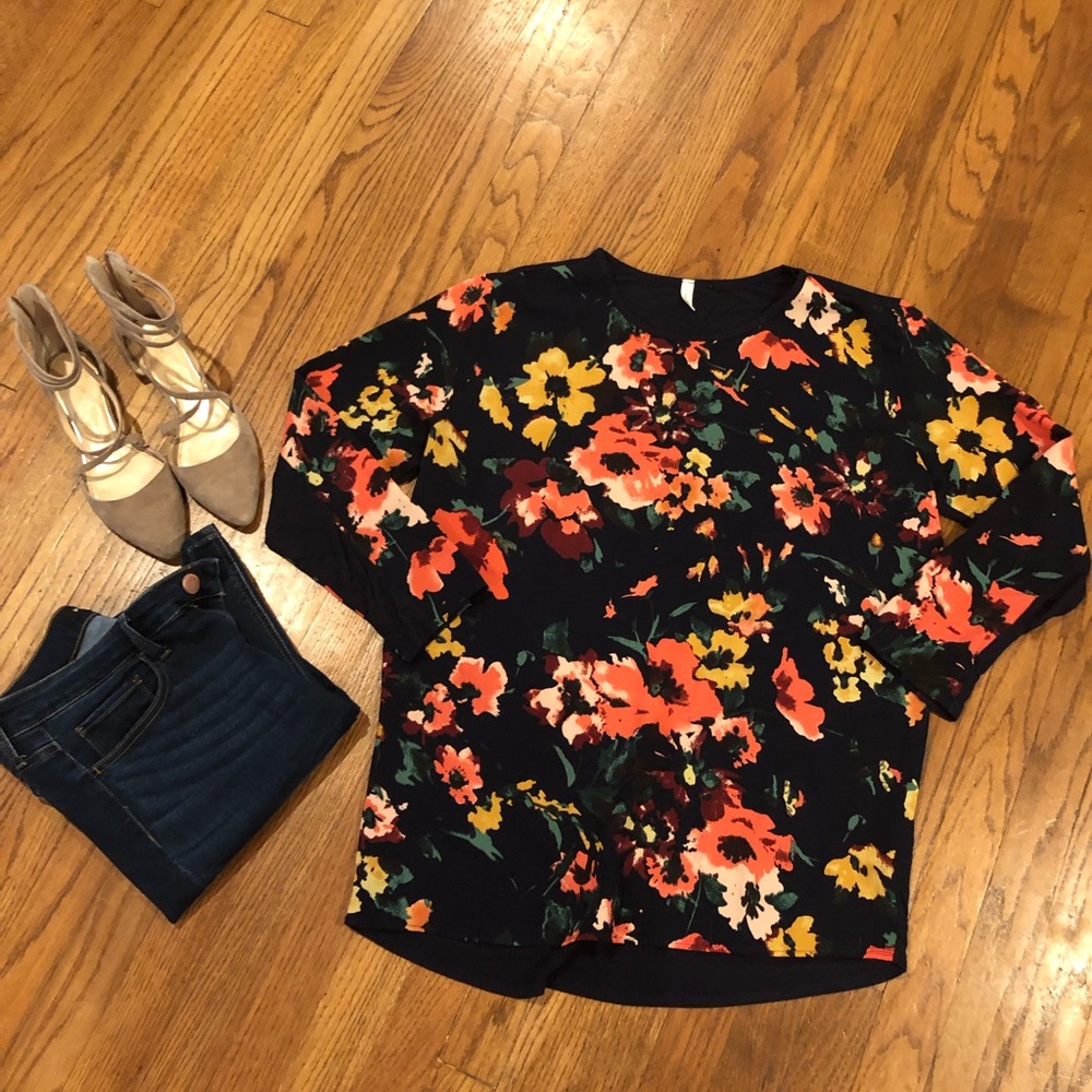 ♥️New without tags floral shirt♥️